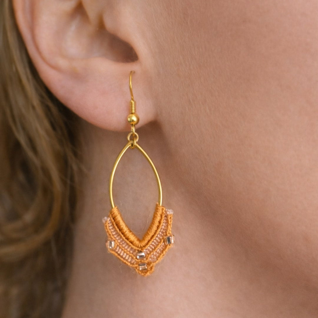 Boucles d'oreilles goutte micro-macramé orange doré perles fait main
