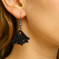 Boucles d'oreilles éventail micro-macramé noir perles Miyuki acier inoxydable
