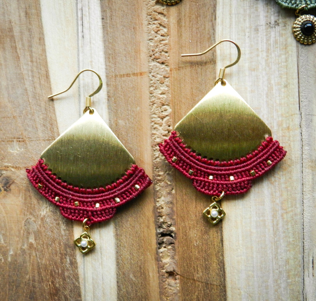 Boucles d’oreilles éventail doré et micro-macramé rose – Bijou artisanal fait main, élégant et léger Micro Noeuds