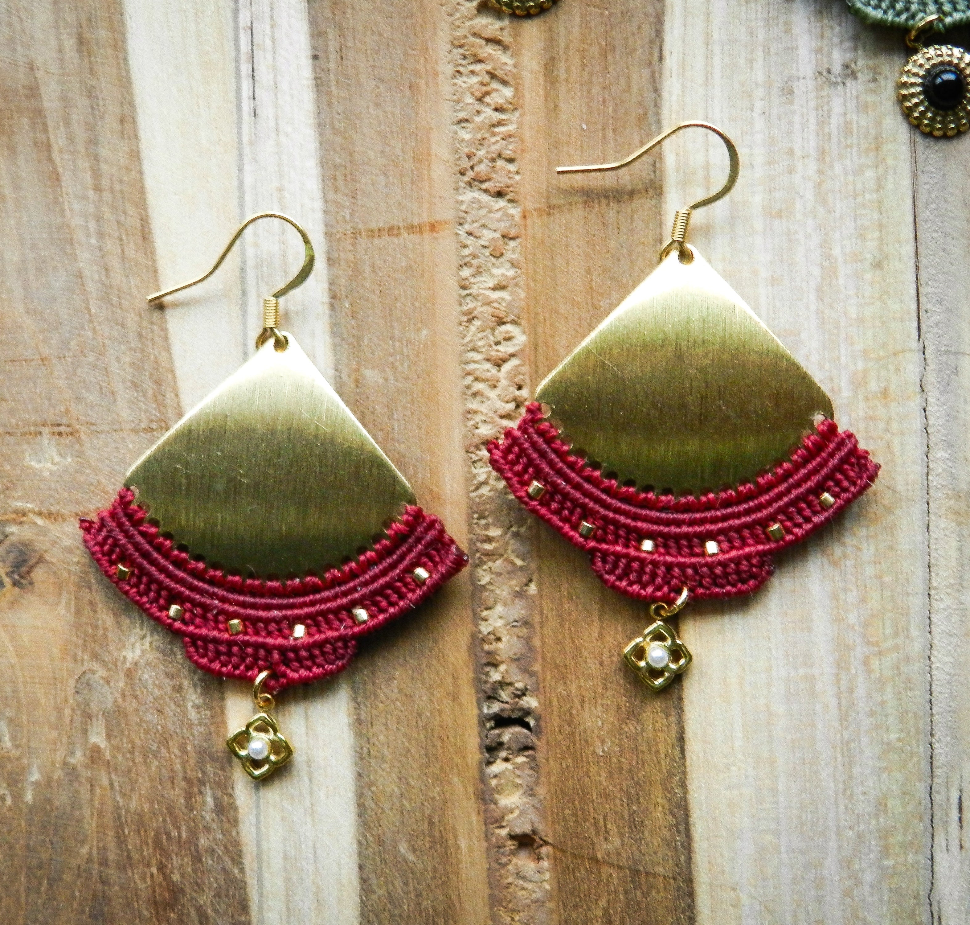 Boucles d’oreilles éventail doré et micro-macramé rose – Bijou artisanal fait main, élégant et léger Micro Noeuds