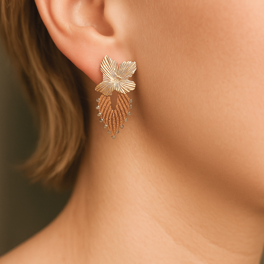 Boucles d'oreilles clou micro-macramé doré martelé perles Miyuki graphique
