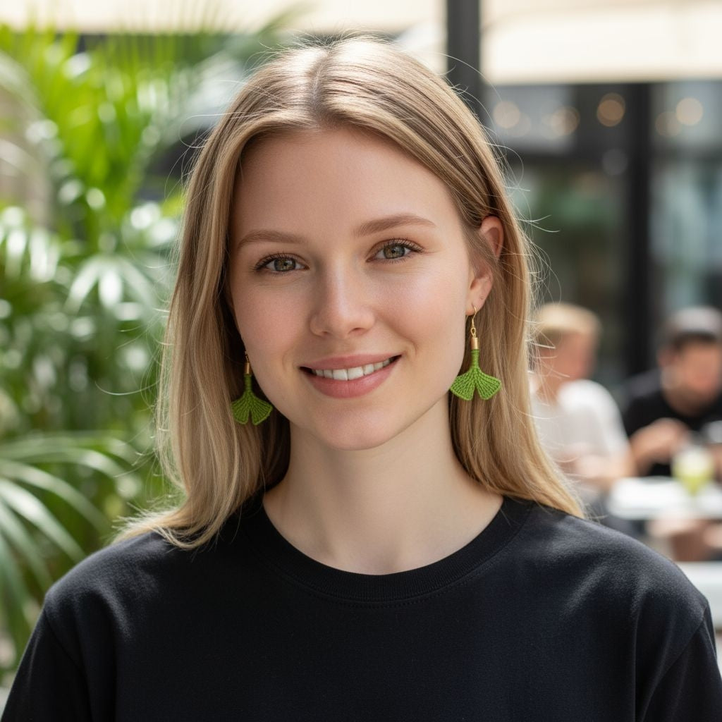 Boucles d'oreilles feuille micro-macramé vert doré légères fait main
