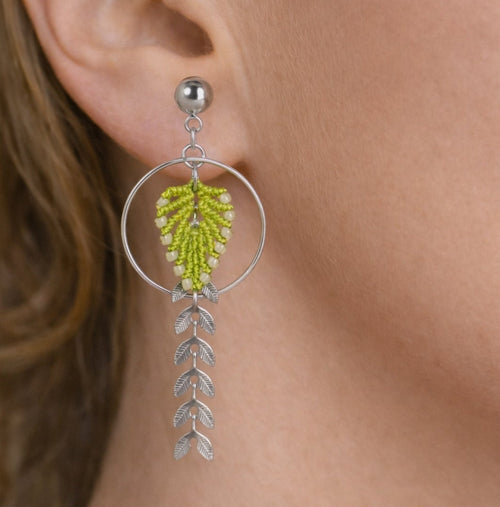 Boucles d'oreilles feuille micro-macramé doré – Légères, fait main Micro Noeuds