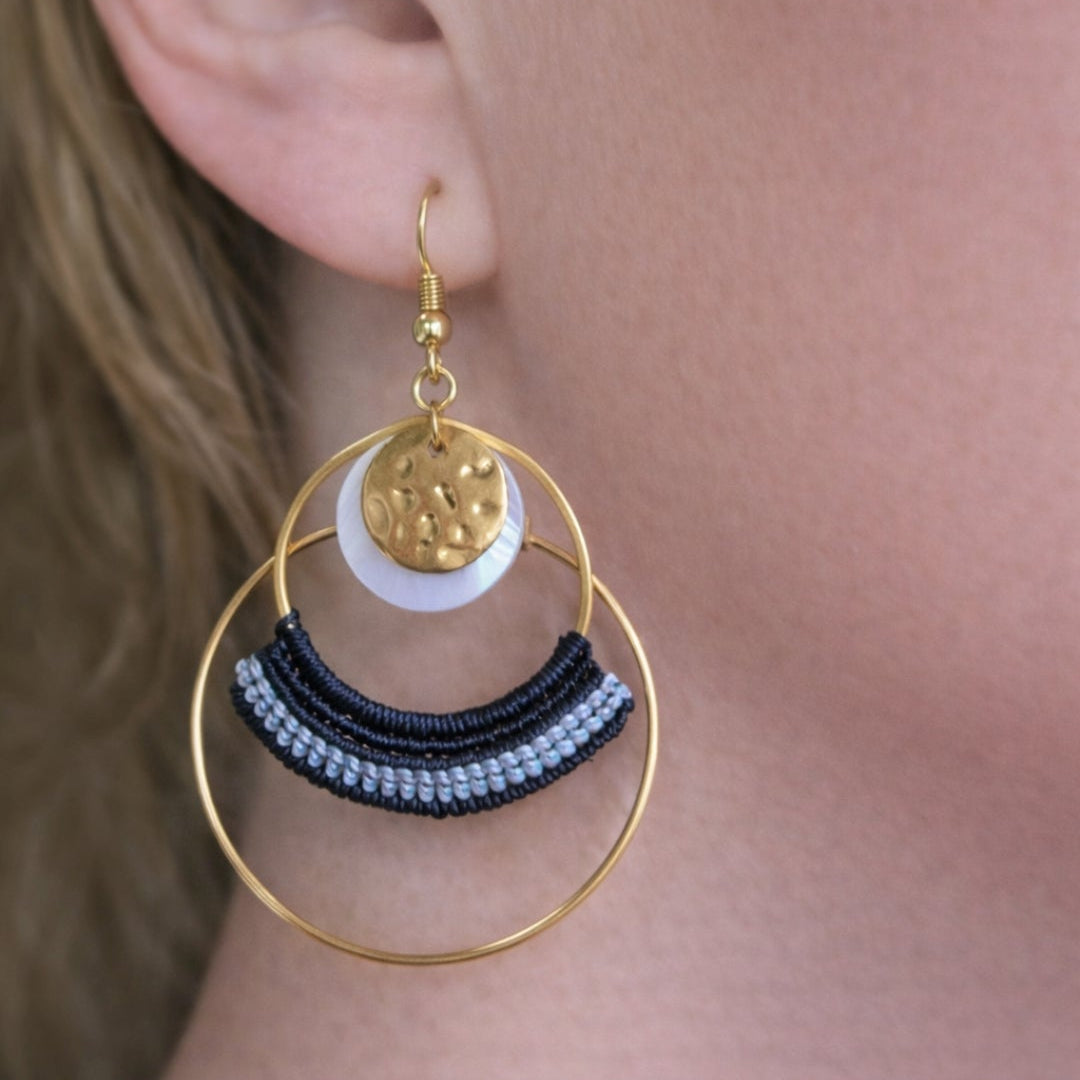 Boucles d’oreilles micro macramé doré – élégance artisanale Micro Noeuds