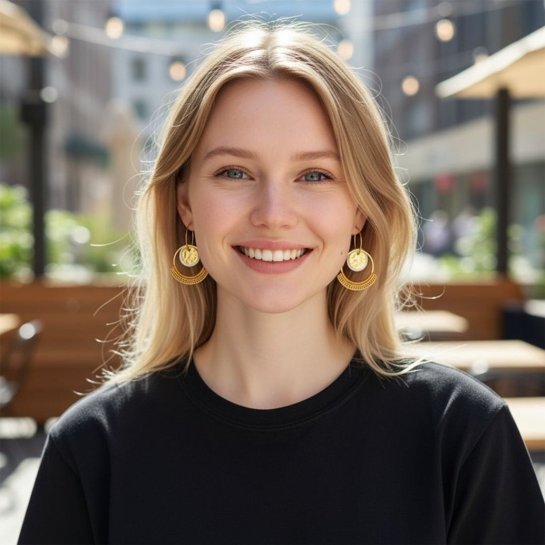 Créoles micro-macramé doré – Fleur artisanale, bijou fait main