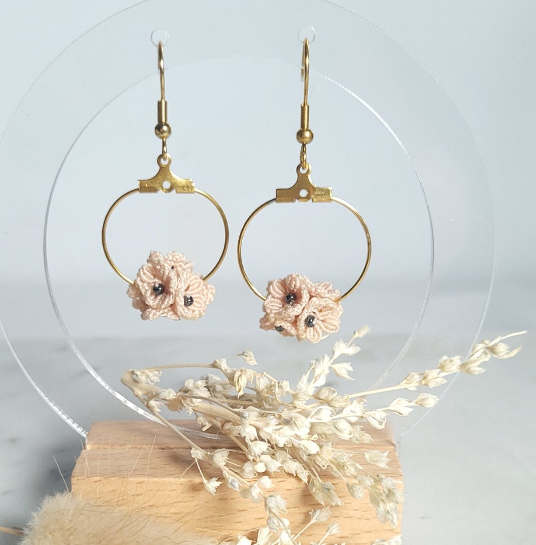 Créoles micro-macramé doré– Fleur artisanale, bijou fait main Micro Noeuds