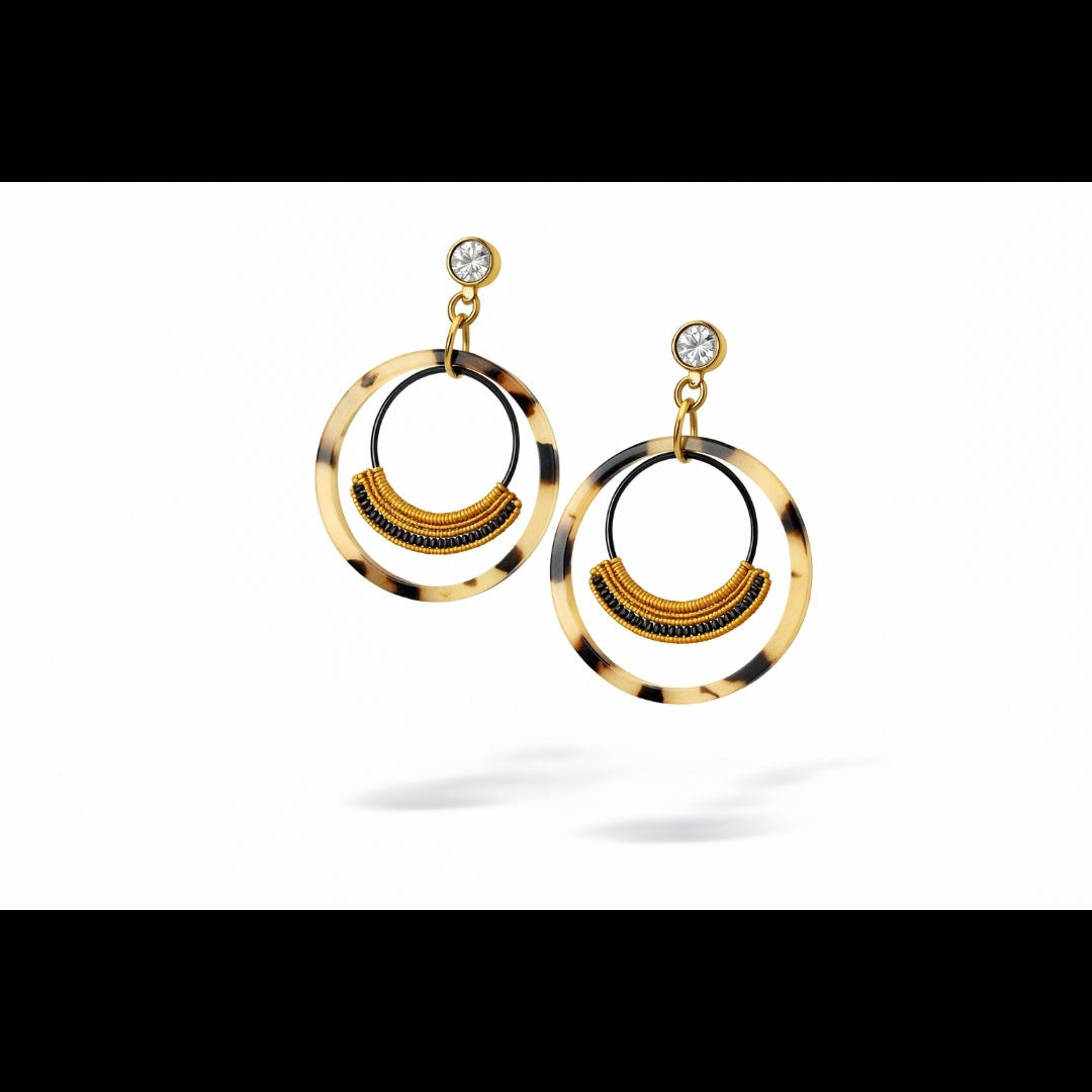 Boucles d'oreilles micro-macramé motif léopard nacre bohème chic
