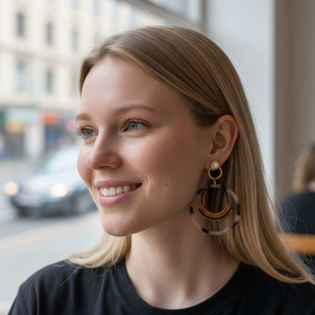 Boucles d'oreilles micro-macramé motif léopard nacre bohème chic
