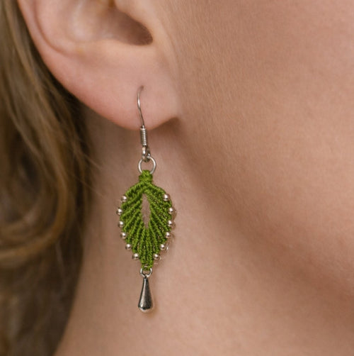 Boucles d'oreilles flamme micro-macramé doré légères fait main élégant
