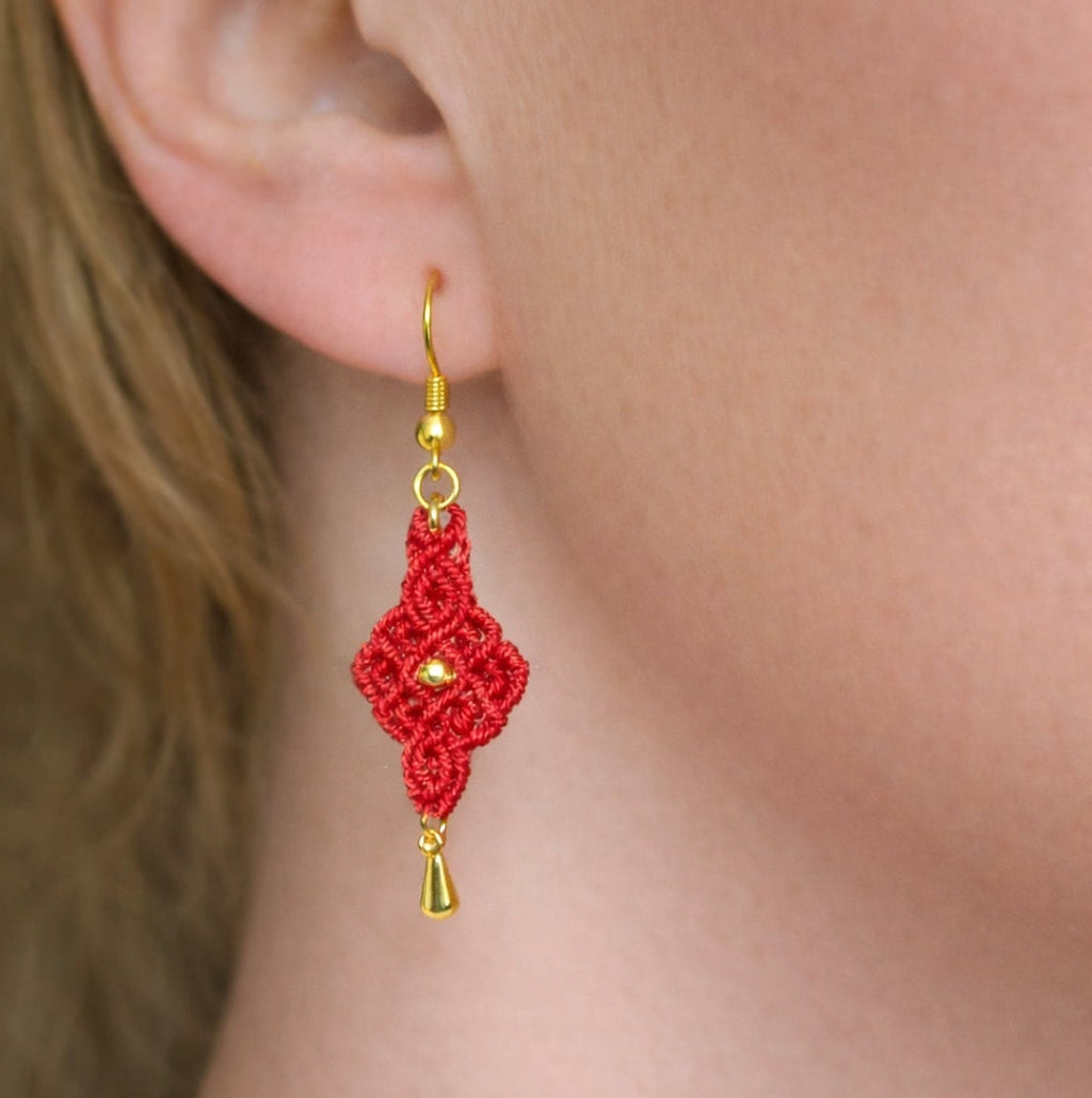 Boucles d'oreilles losange micro-macramé – Perles dorées, fait main Micro Noeuds