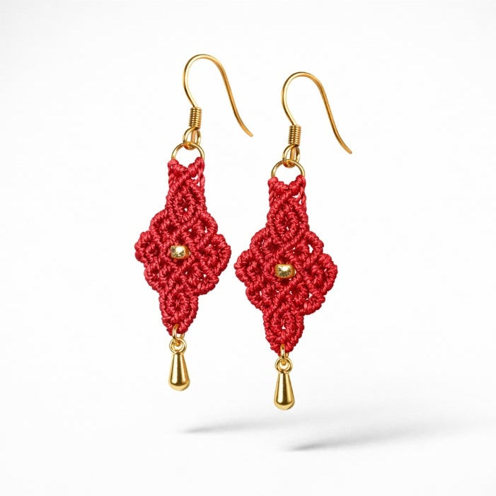 Boucles d'oreilles losange micro-macramé – Perles dorées, fait main Micro Noeuds