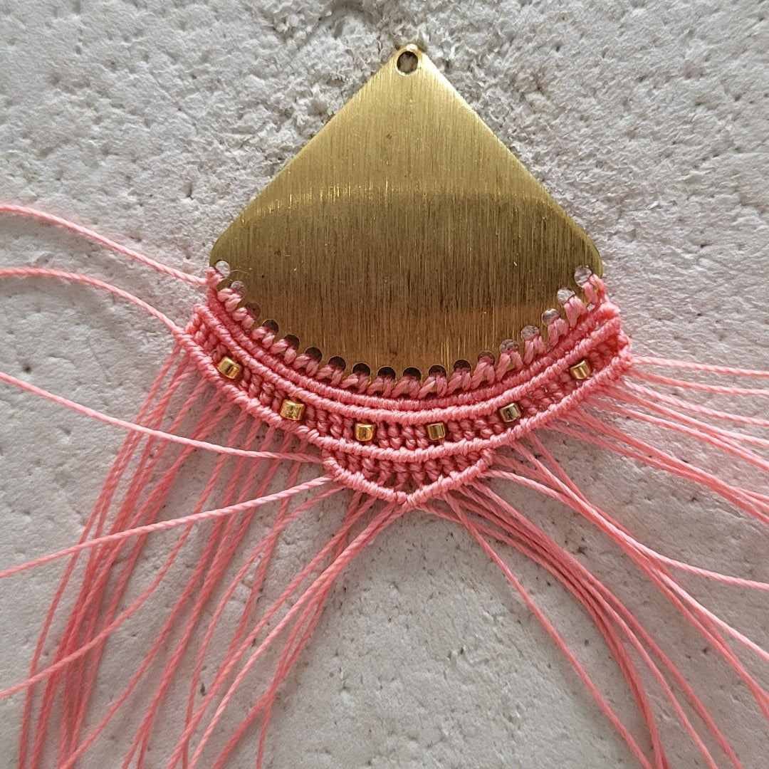 Boucles d'oreilles éventail micro-macramé rose doré élégant léger
