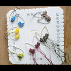 Boucles d’oreilles micro-macramé motif feuille – Crochets argent 925 & perle Micro Noeuds