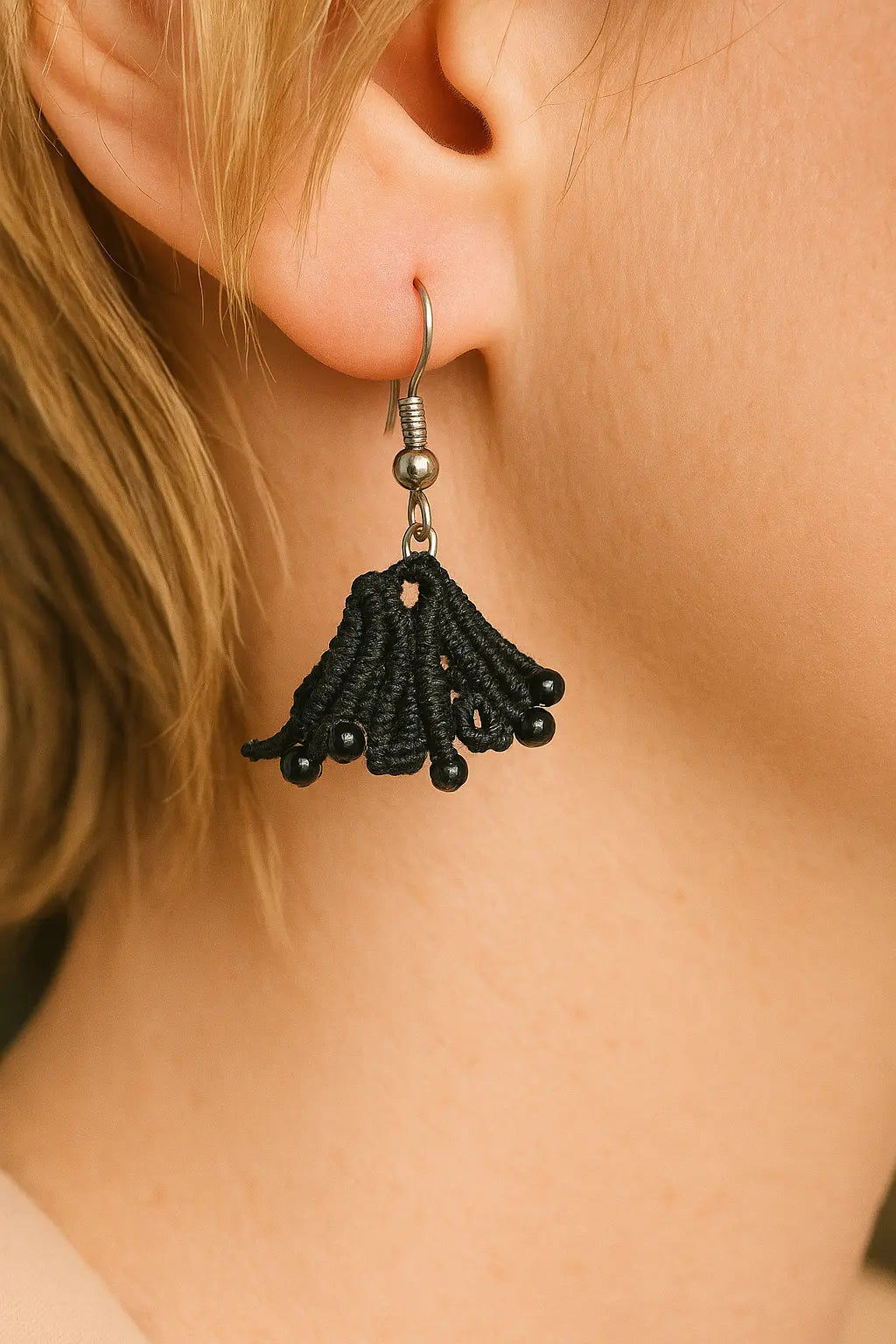 Boucles d’oreilles micro-macramé éventail – Crochets en acier inoxydable OPHEA Micro Noeuds