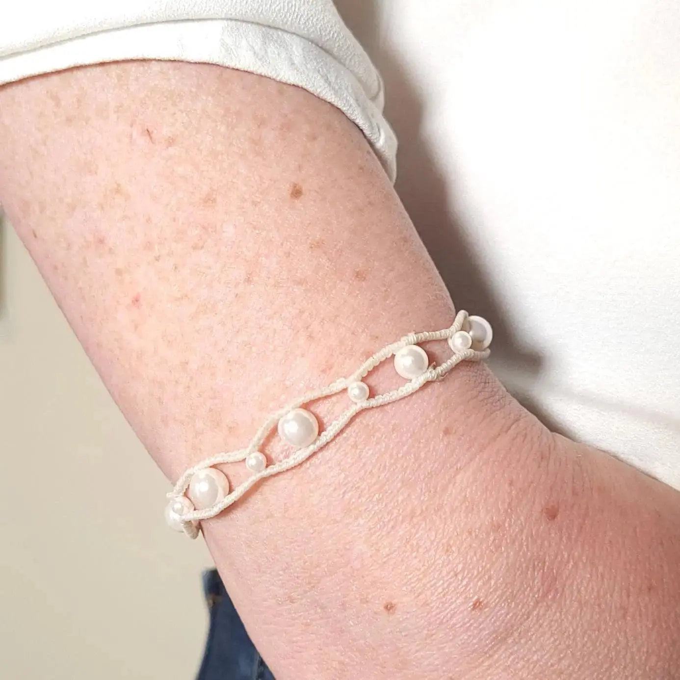 Bracelet micro-macramé blanc – Perles nacrées, fait main, ajustable Micro Noeuds
