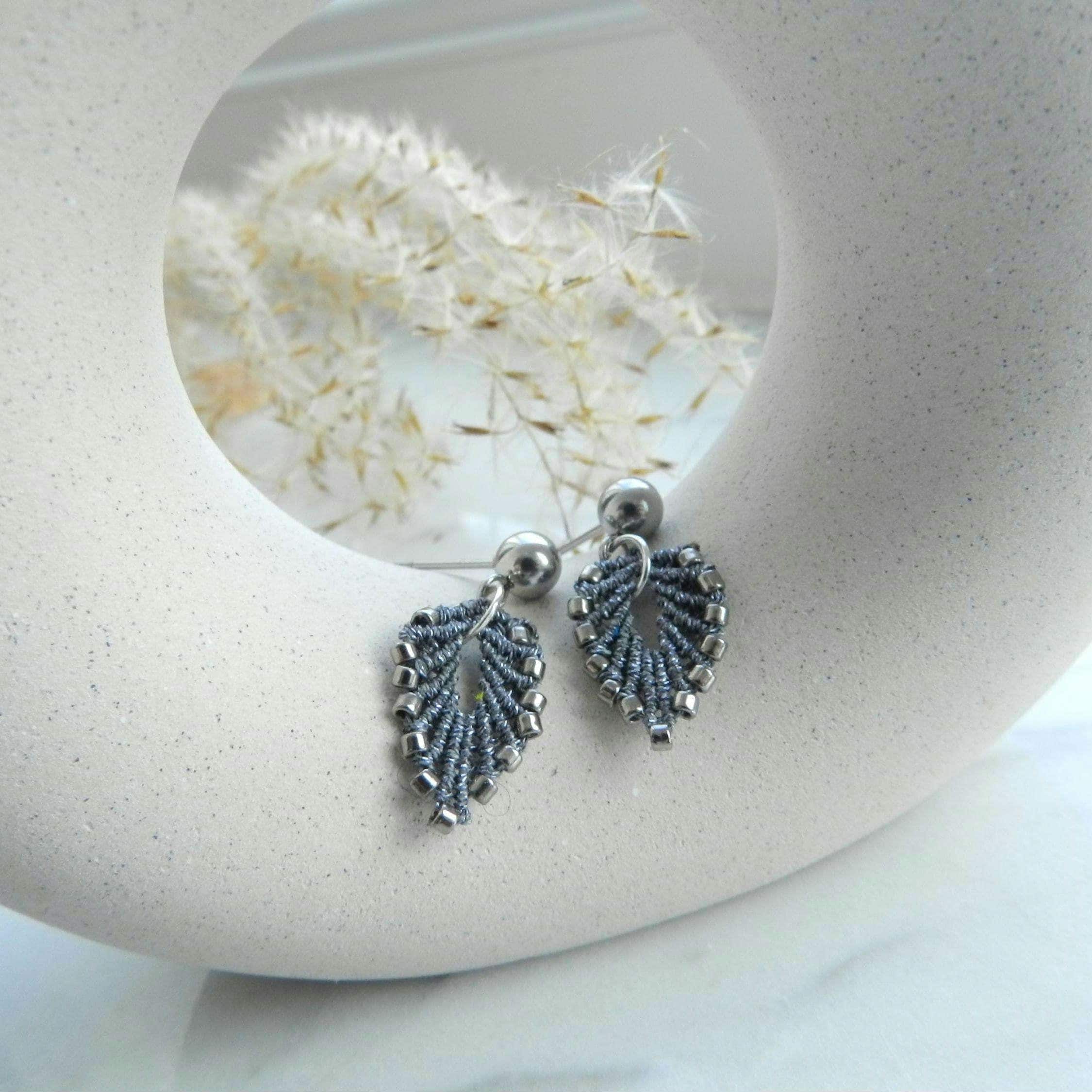 Boucles d’oreilles feuille argentée en micro-macramé – bijou artisanal acier inoxydable