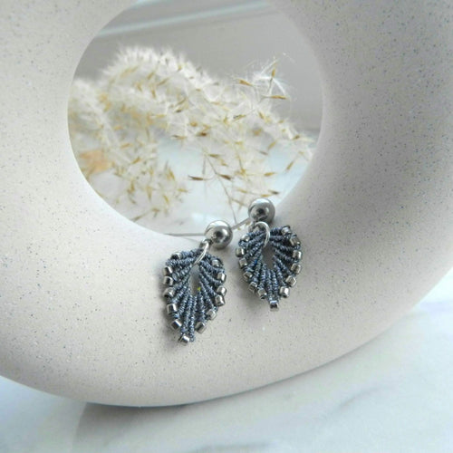 Boucles d'oreilles feuille micro-macramé argenté minimaliste élégant
