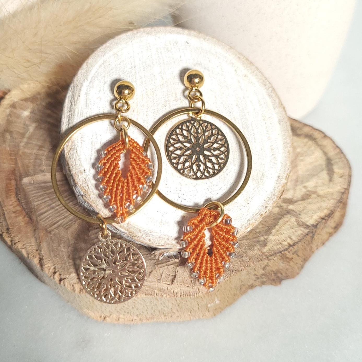 longue Boucles d’oreilles asymétrique, Bijoux bohèmes en micro-macramé, Fait main moderne et original, Idée cadeau femme, personnalisable