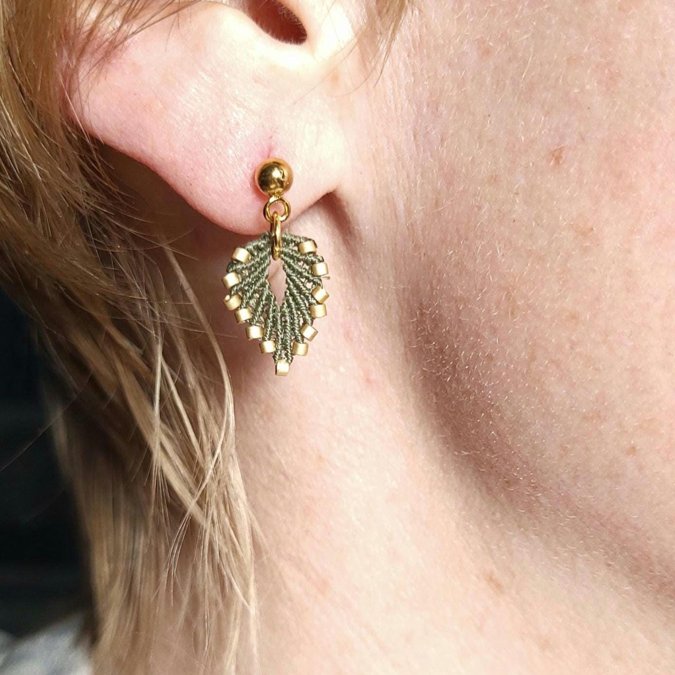Boucles d’oreilles feuille argentée en micro-macramé – bijou artisanal acier inoxydable