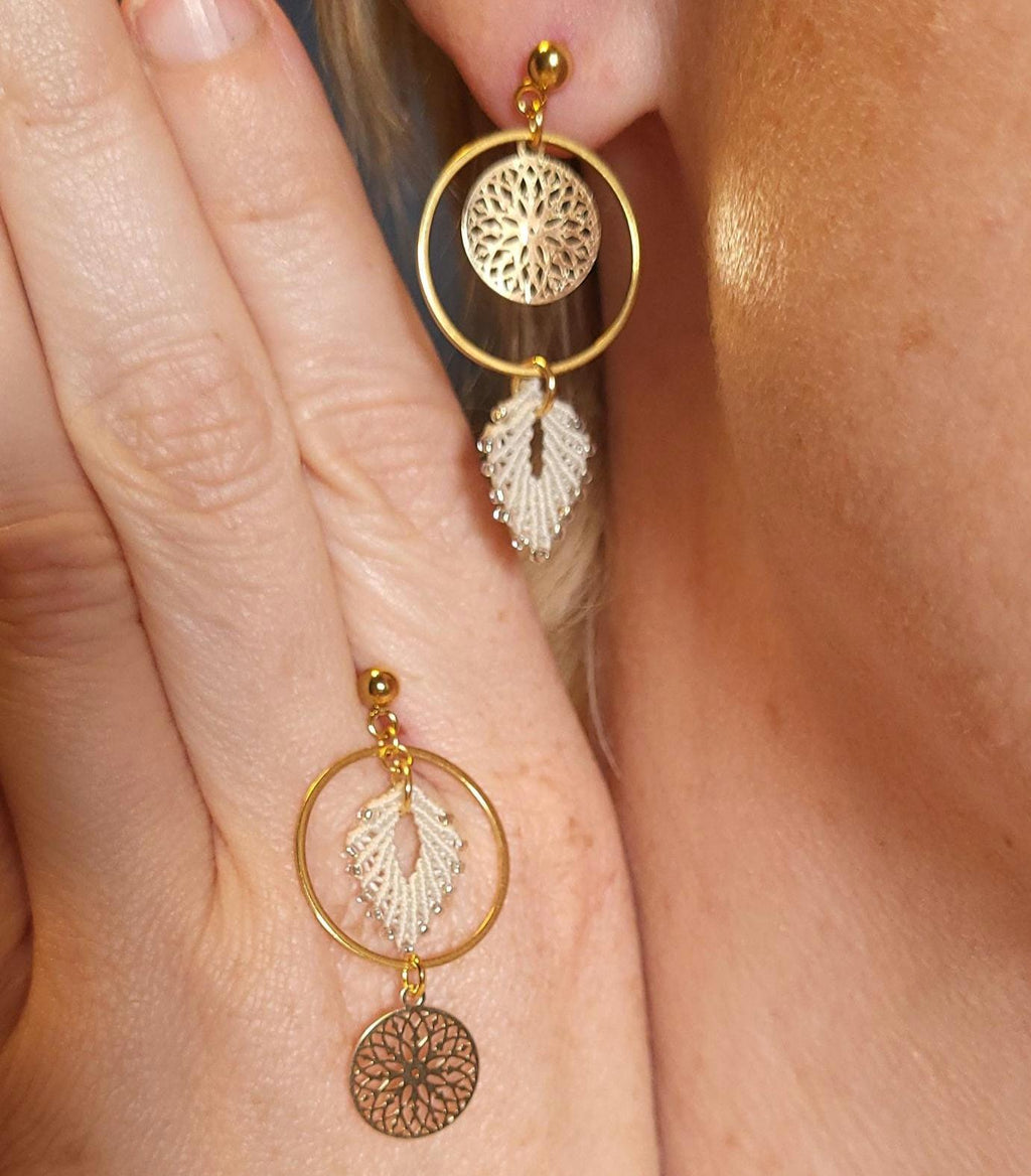 Boucles d’oreilles créoles en micro macramé rose, Bijoux bohèmes dorés faits main, Cadeau femme élégant, moderne et personnalisé