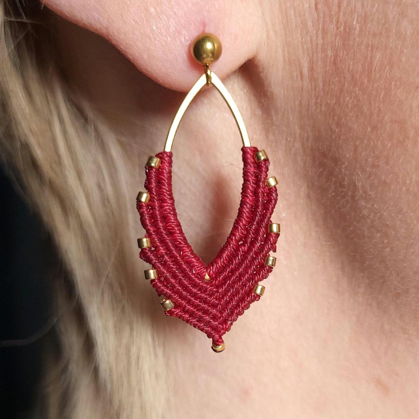 Magnifique boucles d’oreilles rouges en micro macramé doré, Bijoux élégants personnalisables faits main, Cadeau artisanal femme