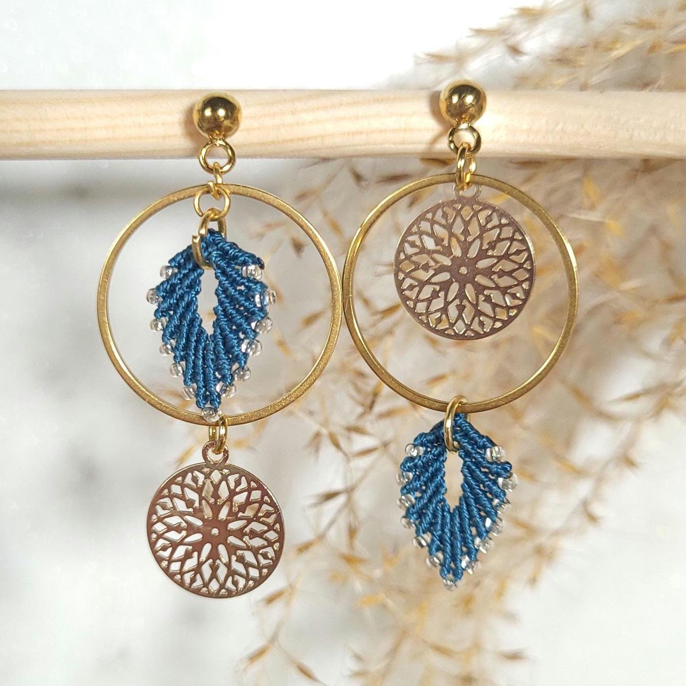 Boucles d’oreilles créoles en micro macramé rose, Bijoux bohèmes dorés faits main, Cadeau femme élégant, moderne et personnalisé