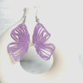 Boucles d'oreilles Elyra, aile de papillon en micro-macramé mauve avec cristal, crochets acier inoxydable, fait main en Belgique