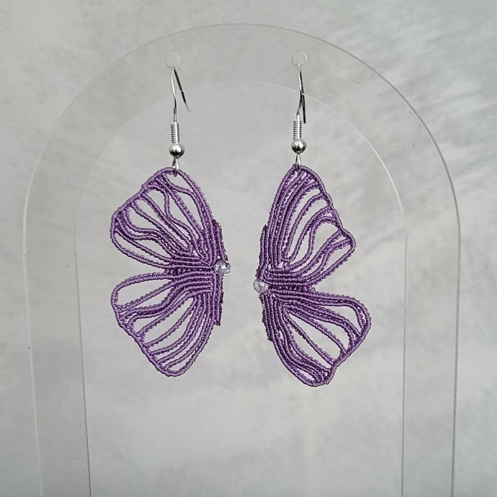 Paire de boucles d'oreilles aile de papillon en micro-macramé mauve, dessin ajouré tout en transparence, Micro Noeuds