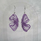 Paire de boucles d'oreilles aile de papillon en micro-macramé mauve, dessin ajouré tout en transparence, Micro Noeuds