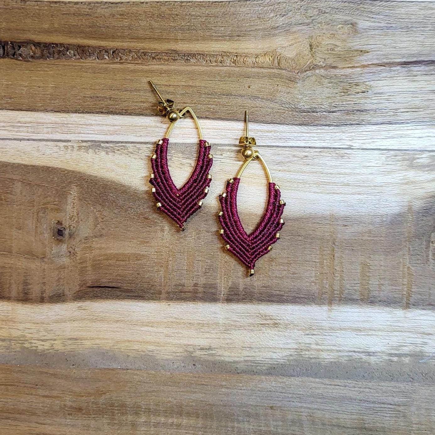 Magnifique boucles d’oreilles rouges en micro macramé doré, Bijoux élégants personnalisables faits main, Cadeau artisanal femme