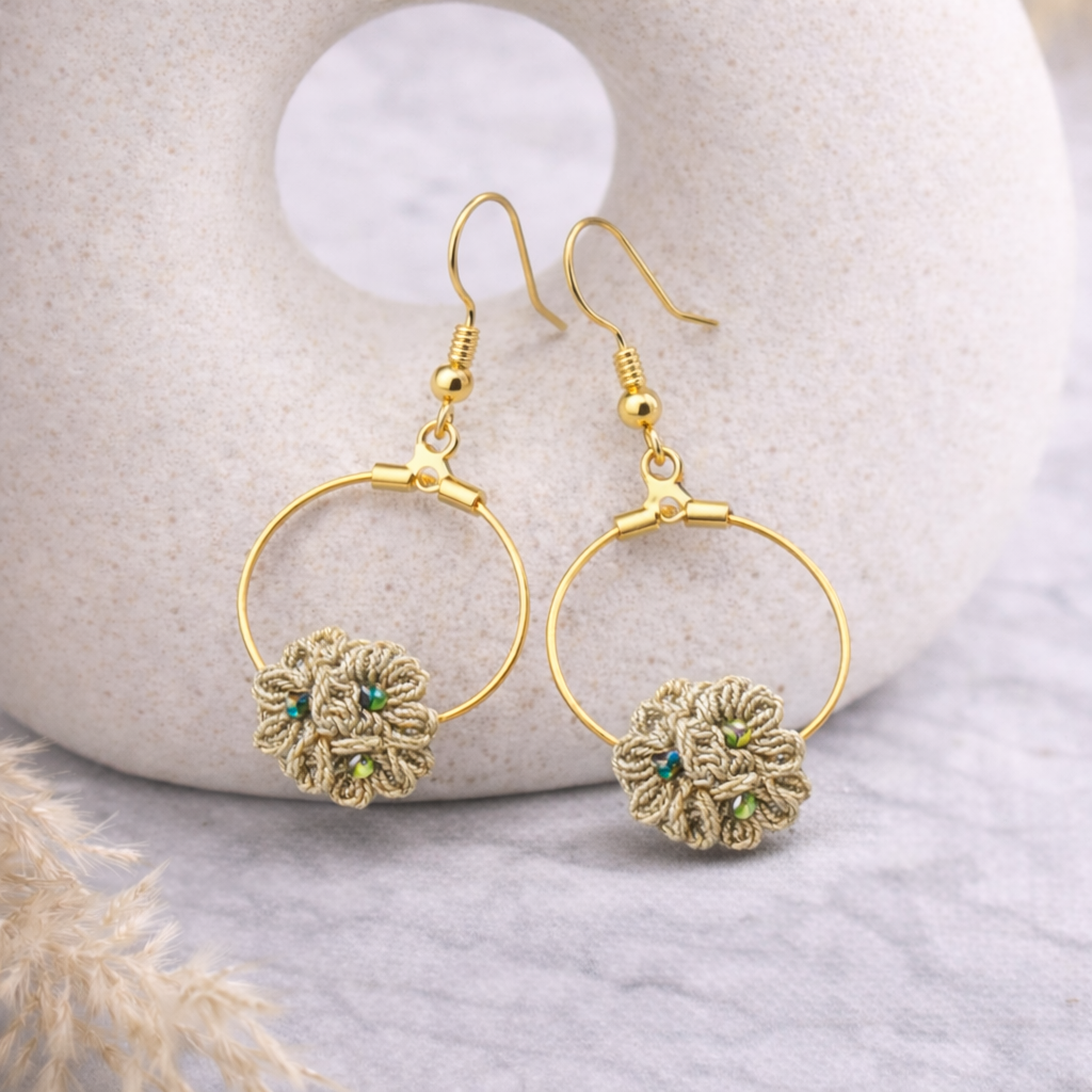 Créoles micro-macramé doré– Fleur artisanale, bijou fait main- ANAE