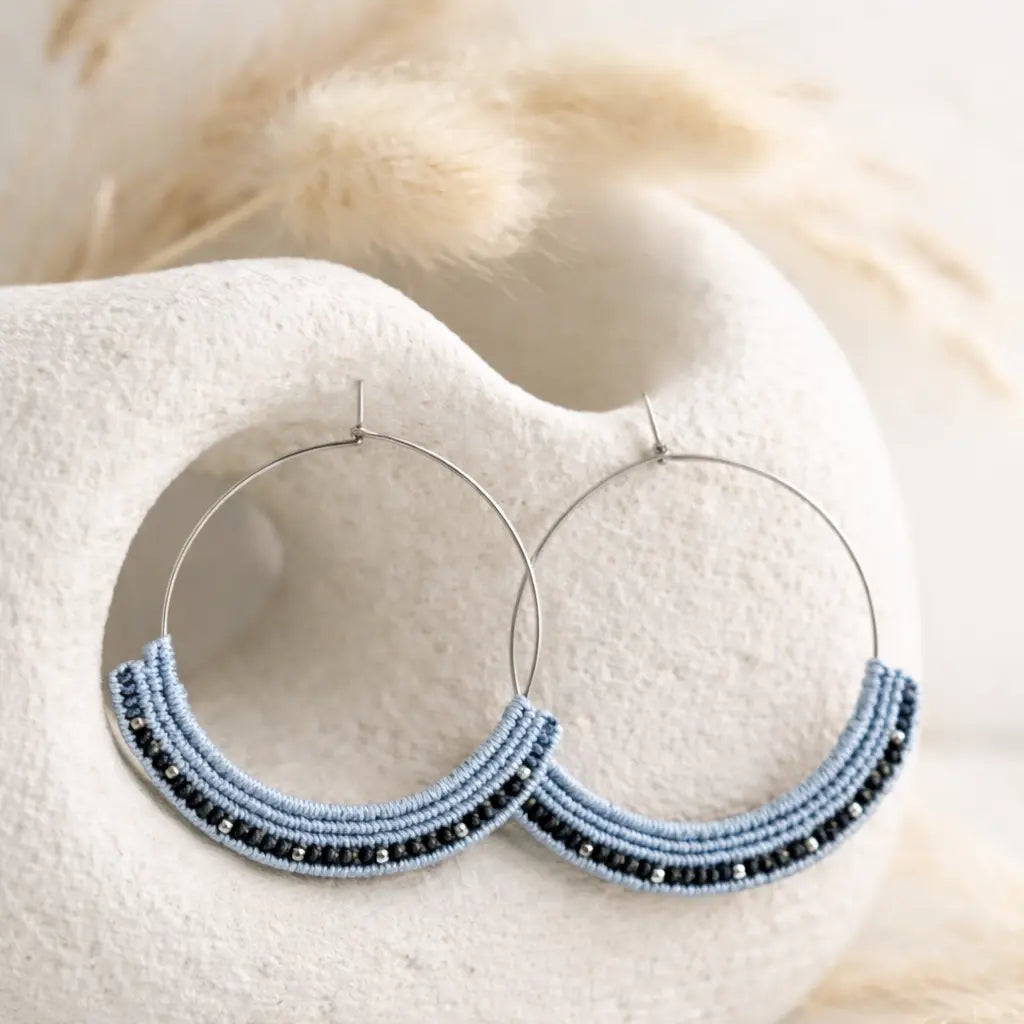 Boucles d’oreilles micro-macramé créoles ELUNA Micro Noeuds