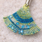 Boucles d’oreilles, collier micro-macramé feuille ginkgo LAGUNA B.O Micro Noeuds