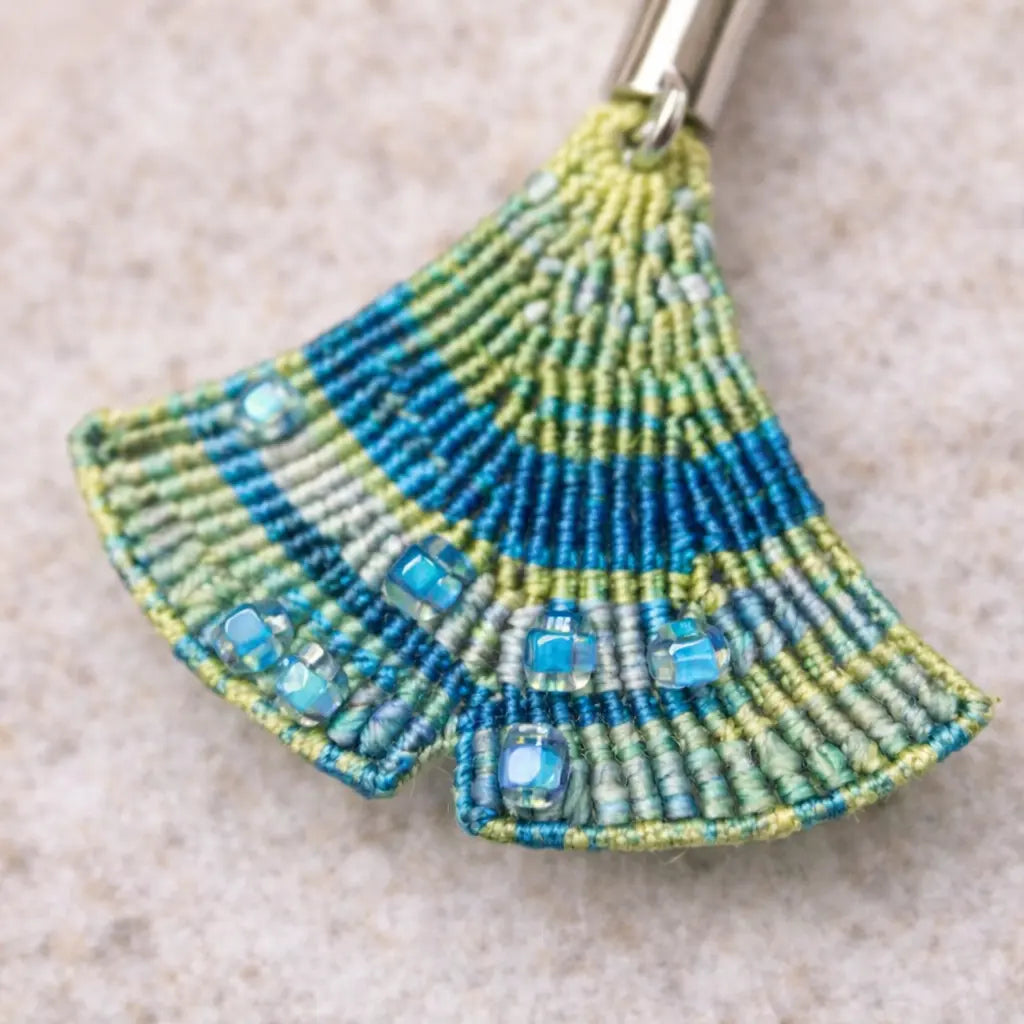 Boucles d’oreilles, collier micro-macramé feuille ginkgo LAGUNA B.O Micro Noeuds