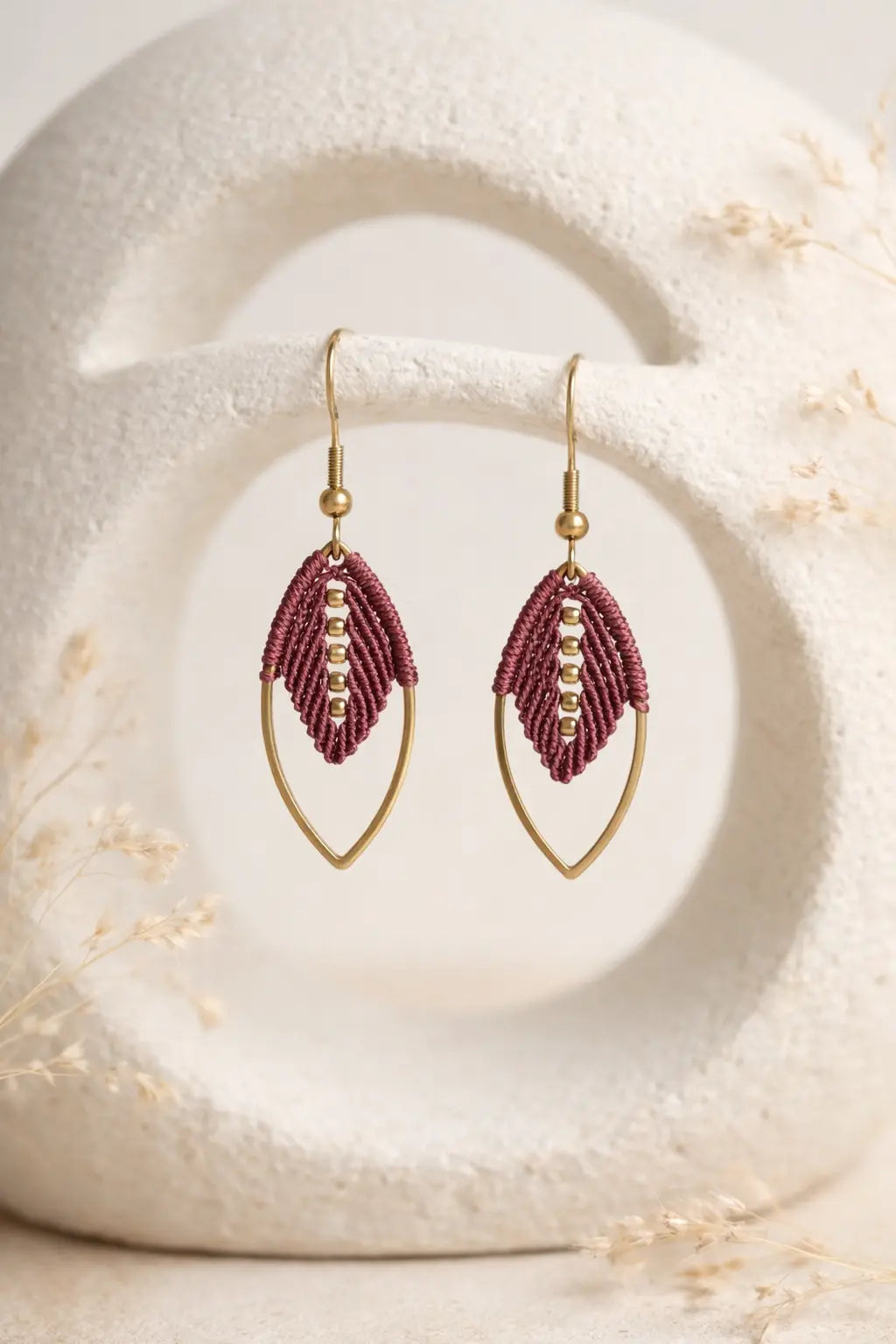 Boucles d'oreilles navette micro-macramé doré – Légères, fait main Micro Noeuds