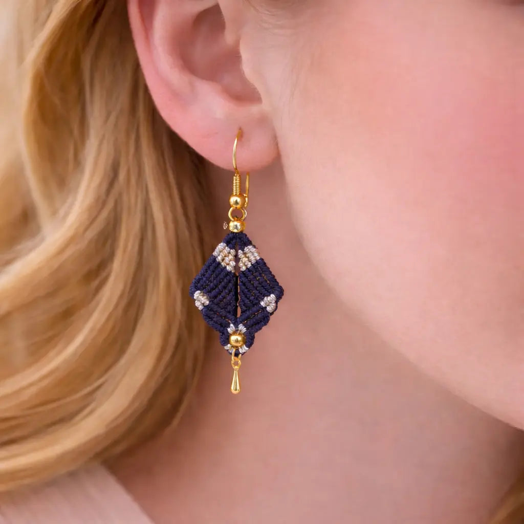 Boucles d’oreilles micro-macramé géométriques – bicolore- ALIZEA Micro Noeuds