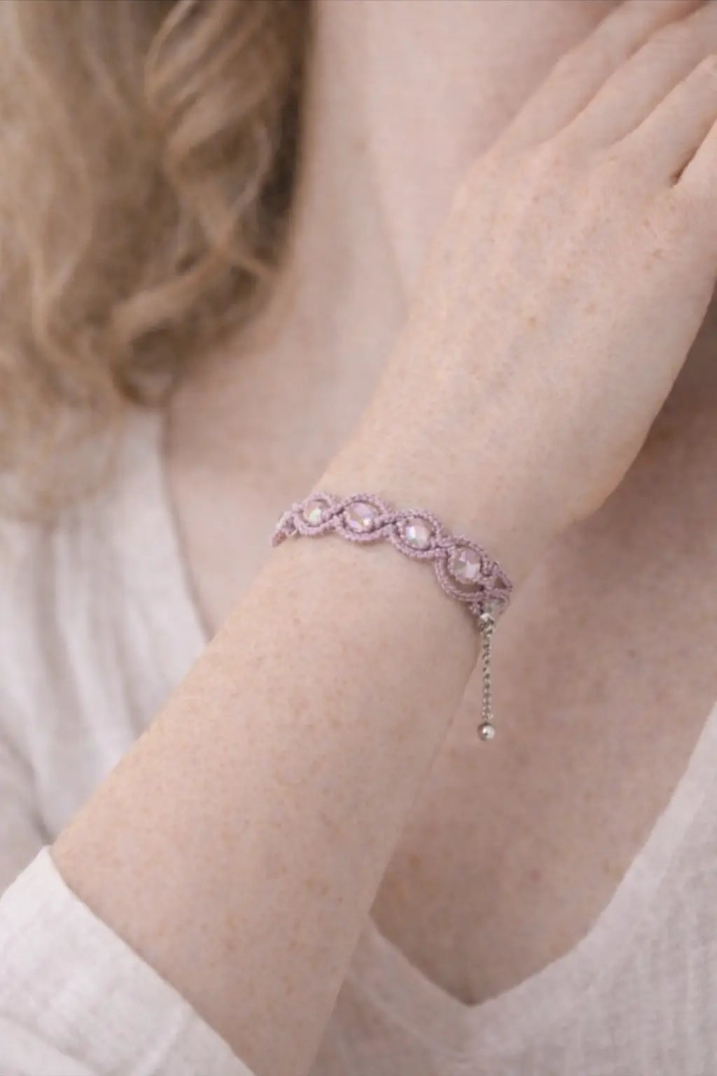 Bracelet micro-macramé – Perles scintillantes, fait main, ajustable Micro Noeuds