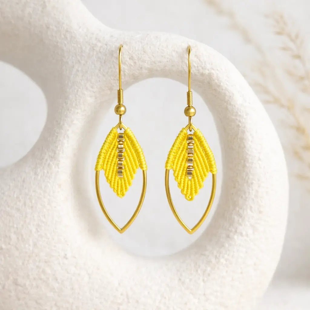 Boucles d'oreilles navette micro-macramé doré – Légères, fait main Micro Noeuds