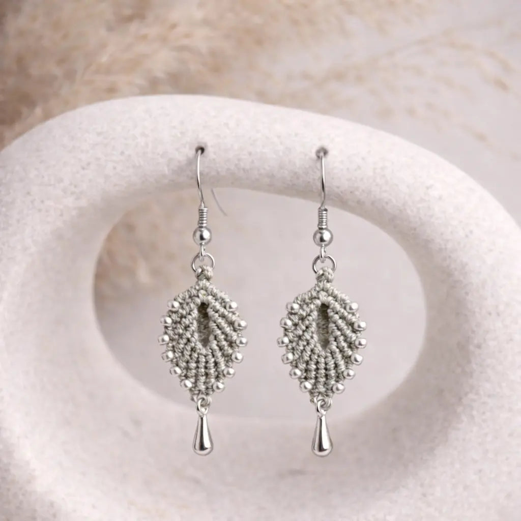 Boucles d’oreilles feuille micro-macramé NAE Micro Noeuds