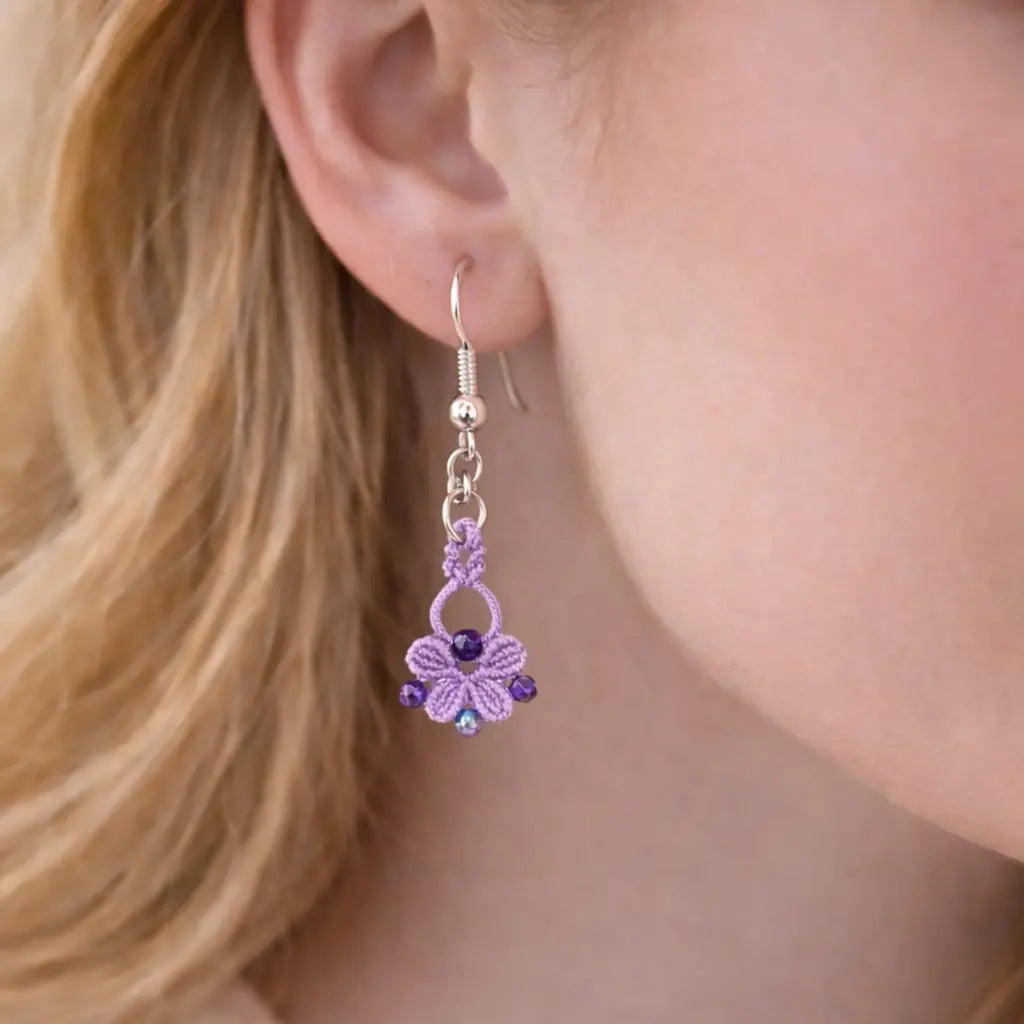 Boucles d’oreilles micro-macramé fleur – Crochets acier inoxydable & perles facettées Micro Noeuds