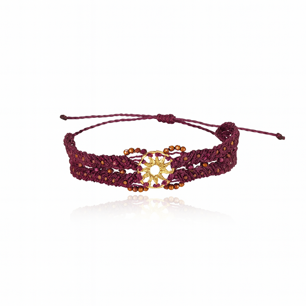 Bracelet micro-macramé bordeaux soleil doré perles cristal ajustable
