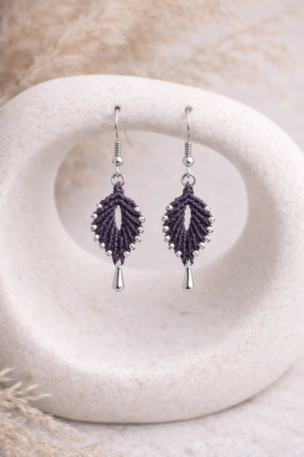 Boucles d’oreilles feuille micro-macramé NAE Micro Noeuds