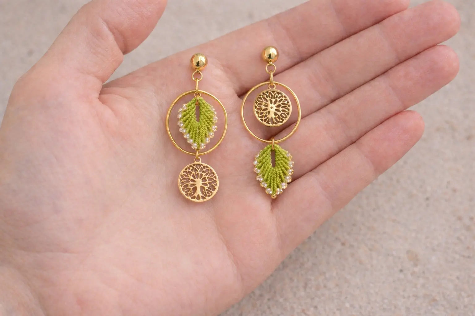 Boucles d’oreilles asymétriques micro-macramé personnalisables  SYNAE Micro Noeuds