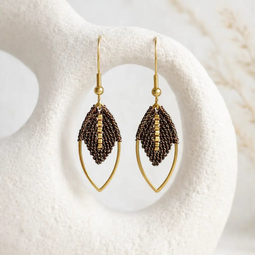 Boucles d'oreilles navette micro-macramé doré – Légères, fait main Micro Noeuds