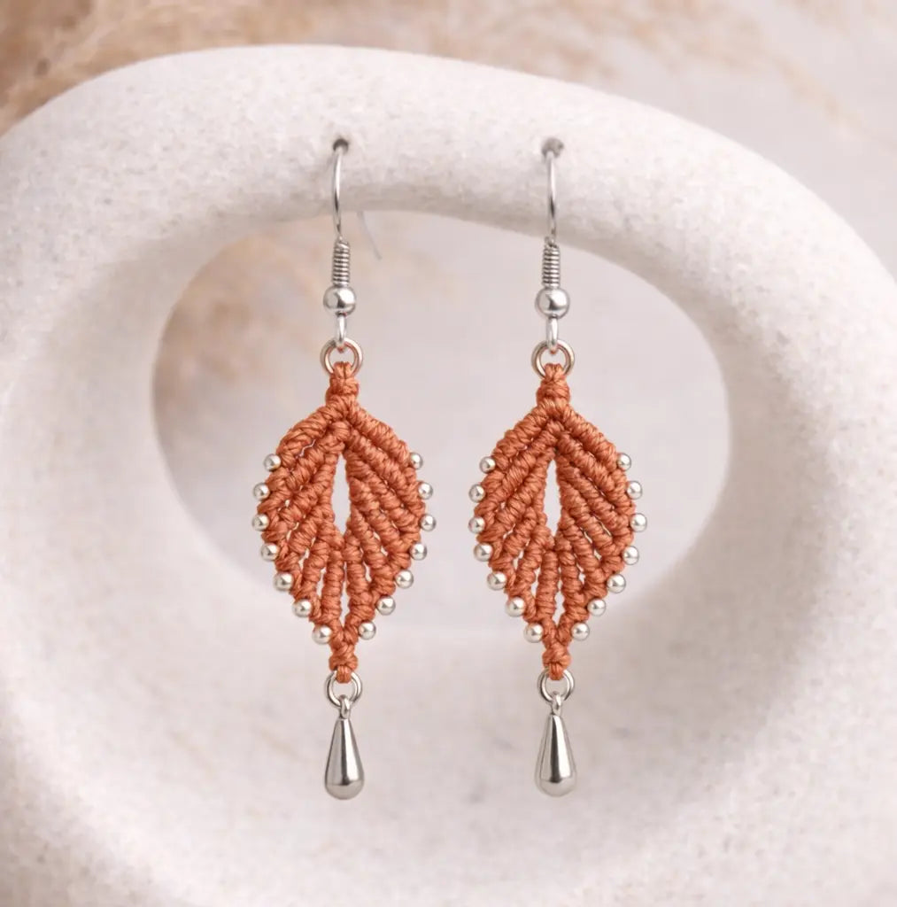 Boucles d’oreilles feuille micro-macramé NAE Micro Noeuds