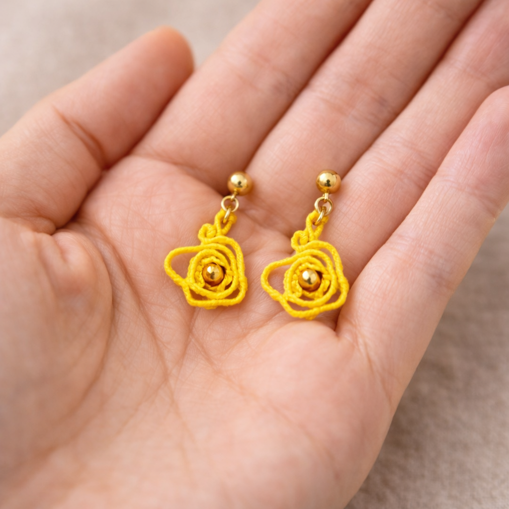 Vanyla – boucles d'oreilles micro-macramé spirale