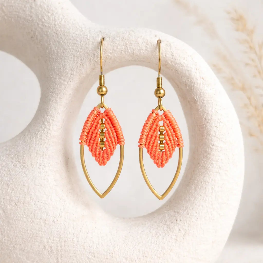Boucles d'oreilles navette micro-macramé doré – Légères, fait main Micro Noeuds