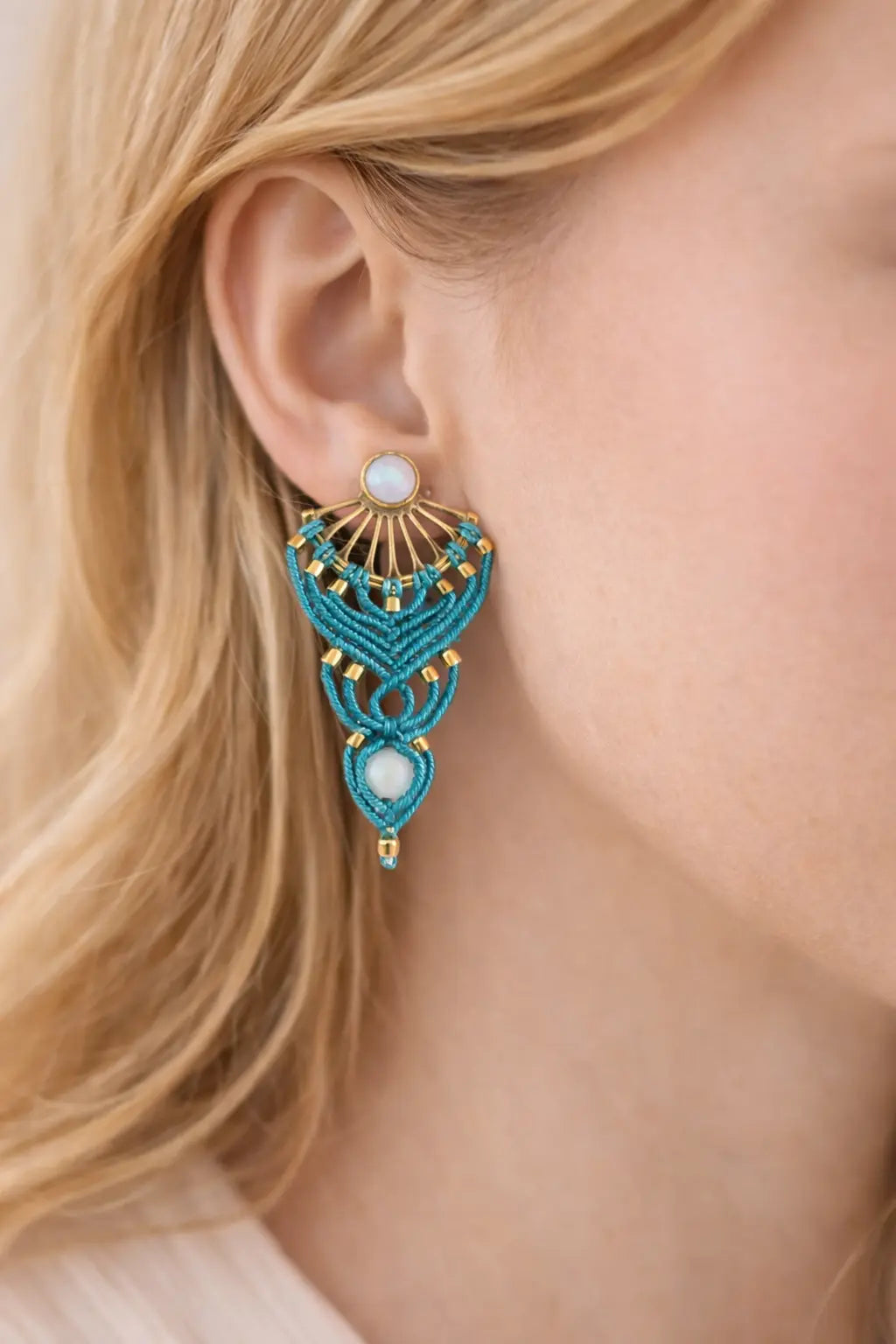 Boucles d’oreilles Maiia – micro-macramé & pierre de lune Micro Noeuds