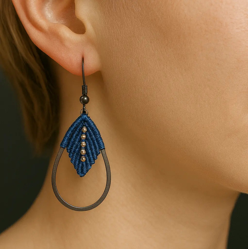 Boucles d’oreilles micro-macramé feuille acier inoxydable Liora Micro Noeuds