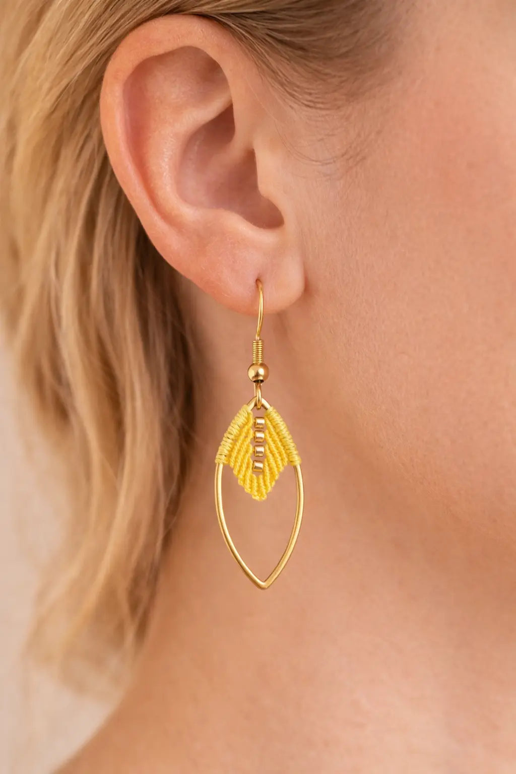 Boucles micro-macramé feuille navette Oraya portées oreille jaune